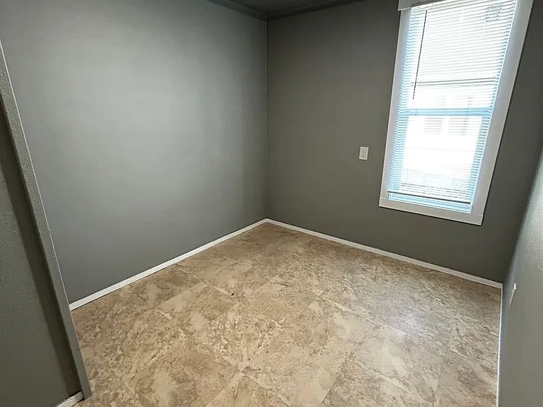 323 SW 16th St — Photo 11