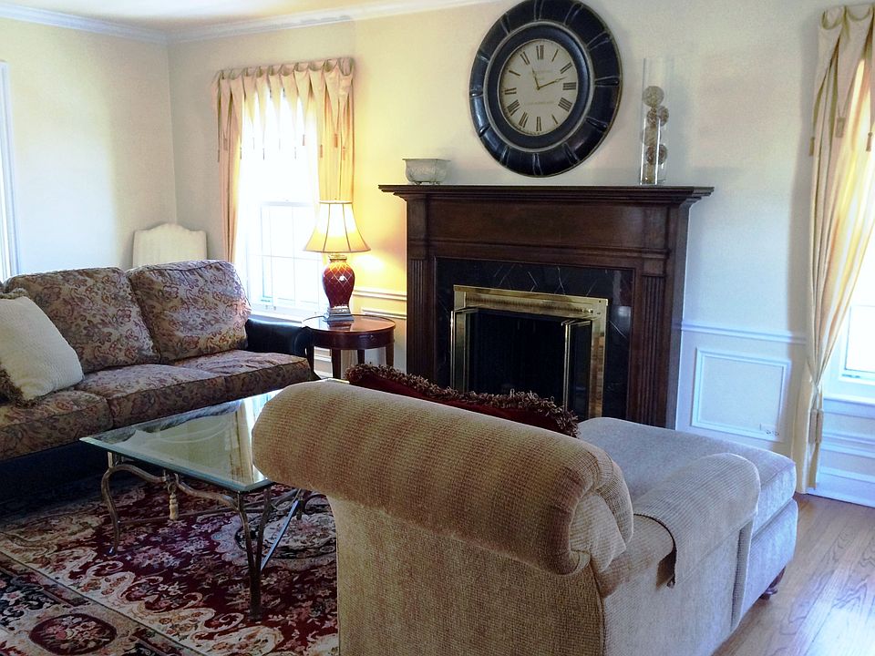Living room w/fireplace
