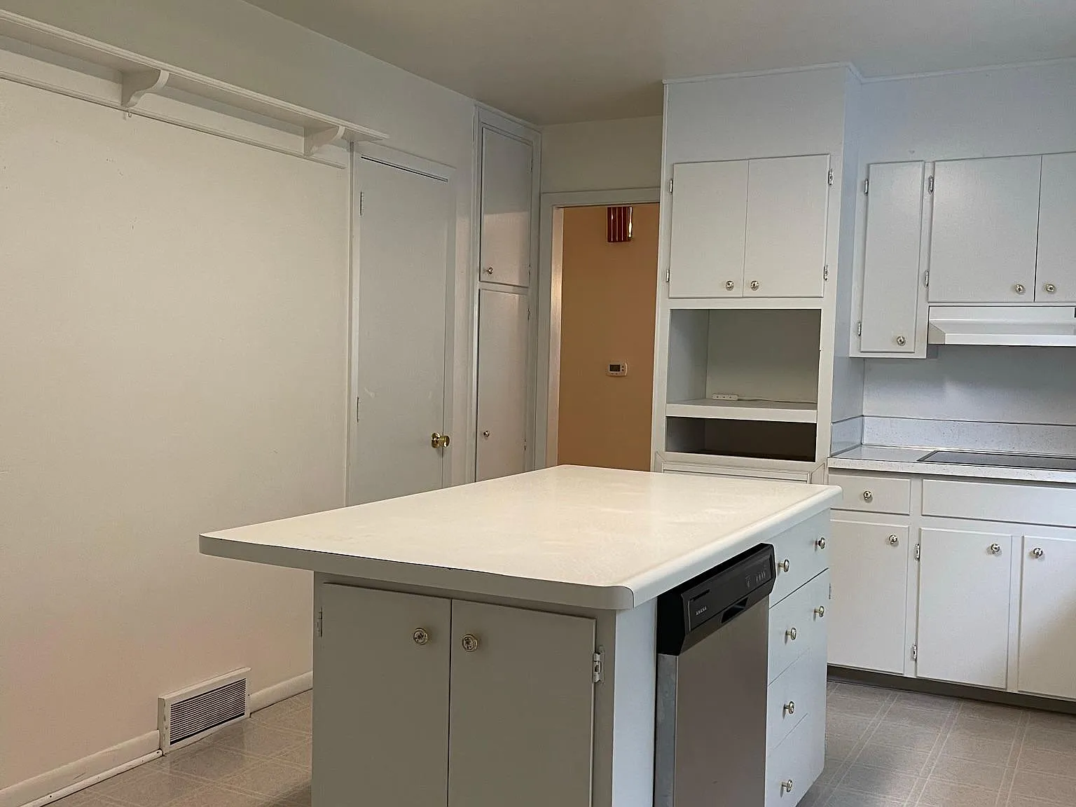 5 bed, 2408 sqft, $3,810 — Photo 4