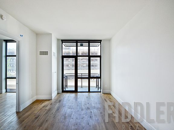 4th image of 4441 Purves St APT 905