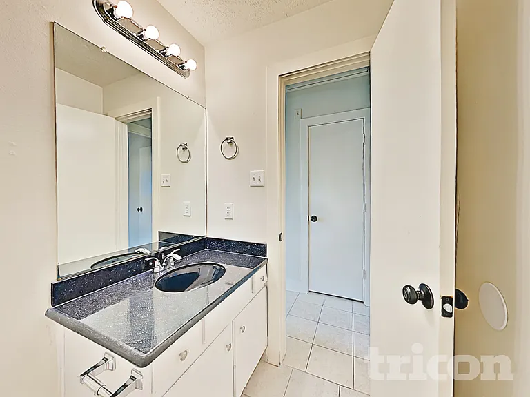 15810 W Park Ct — Photo 15