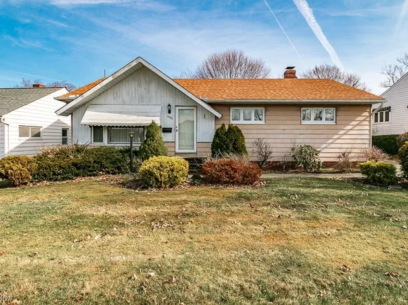 1703 Chelmsford Rd, Mayfield Heights, OH 44124