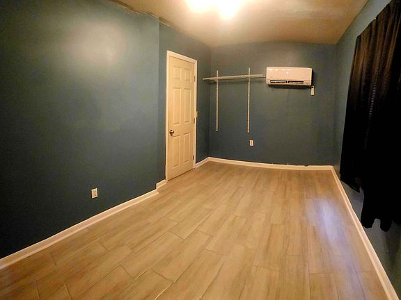 4th image of 713 N York St