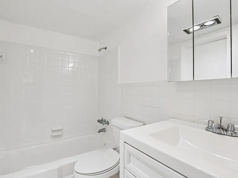 Parkcrest Apartments — Photo 17