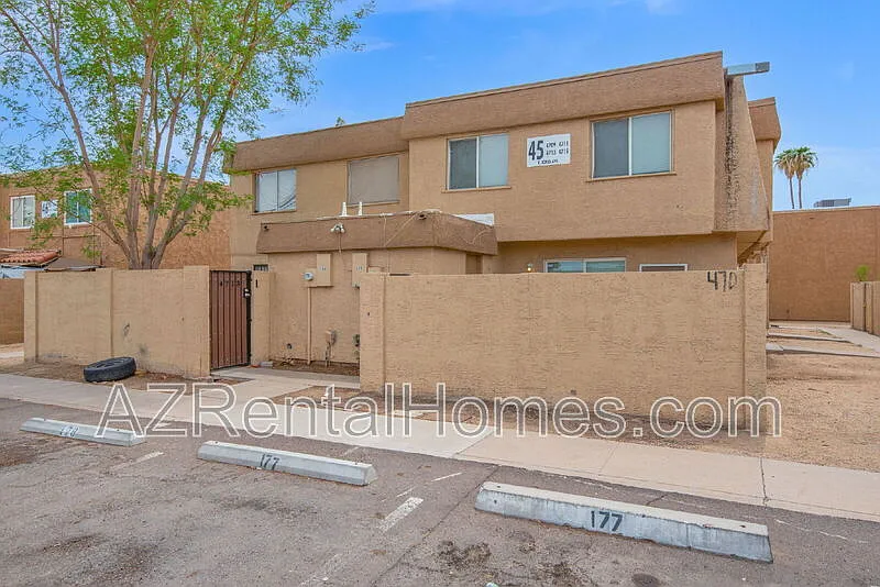 2 bed, 1.0 bath, 924 sqft, $1,295 — Photo 2