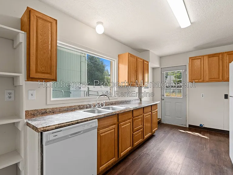 2410 E Everett Ave — Photo 3