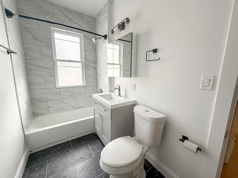 3749 N Hoyne Ave — Photo 10