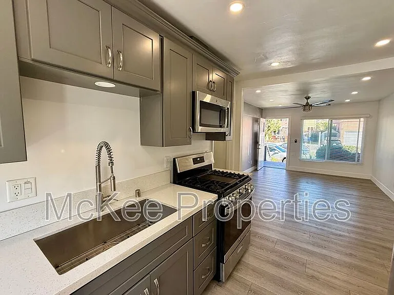 1658 Cable St — Photo 3