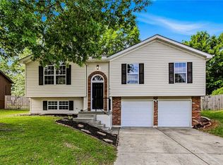 612 SE Bugle Ct, Blue Springs, MO 64014