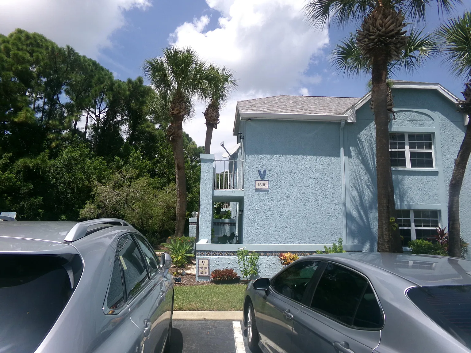 2 bed, 2.0 bath, 874 sqft, $1,750 — Photo 2