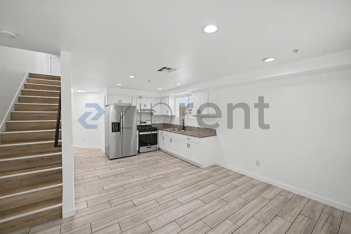5 bed, 2400 sqft, $4,400 — Photo 3