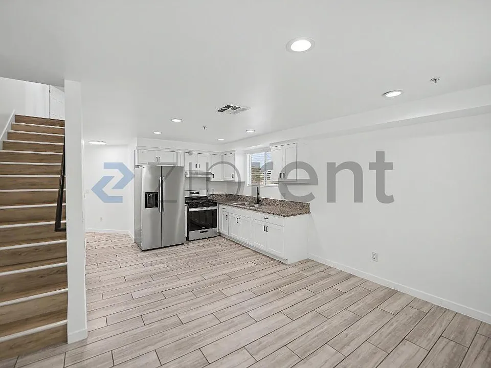 828 3/4 W 80th St