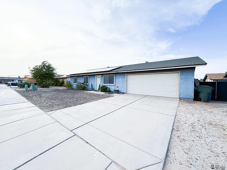 8558 E 38th Ln — Photo 2