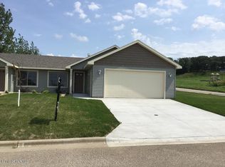 626 Strafford Dr, Zumbrota, MN 55992
