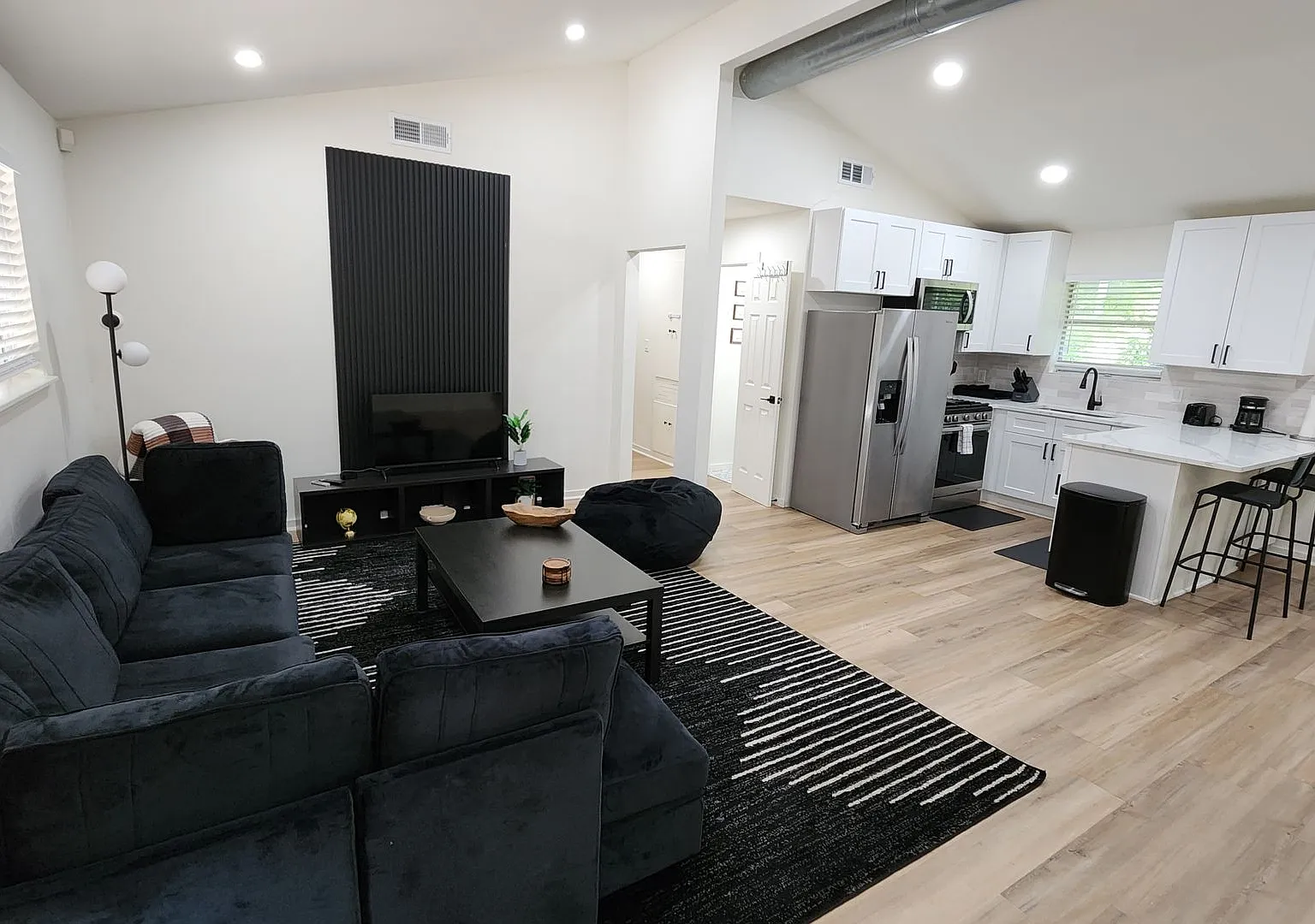 1911 David St - Fully updated 6 bed house — Photo 2
