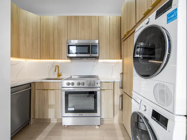 463 Bergen Street image 3 of 10