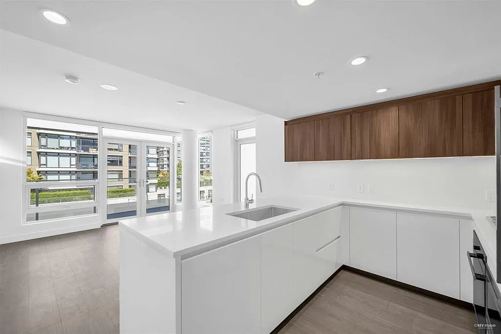 3 bed, 1011 sqft, $3,400 — Photo 1