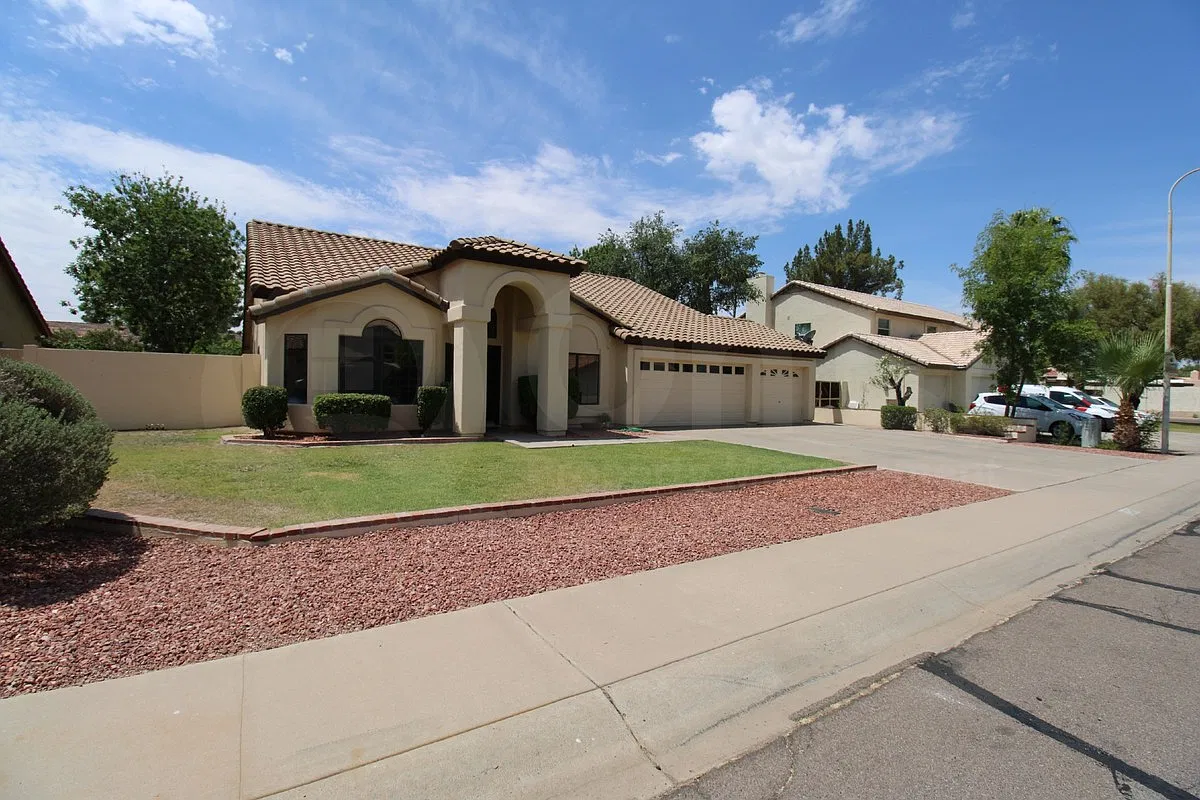4 bed, 2.0 bath, 2323 sqft, $2,799 — Photo 2