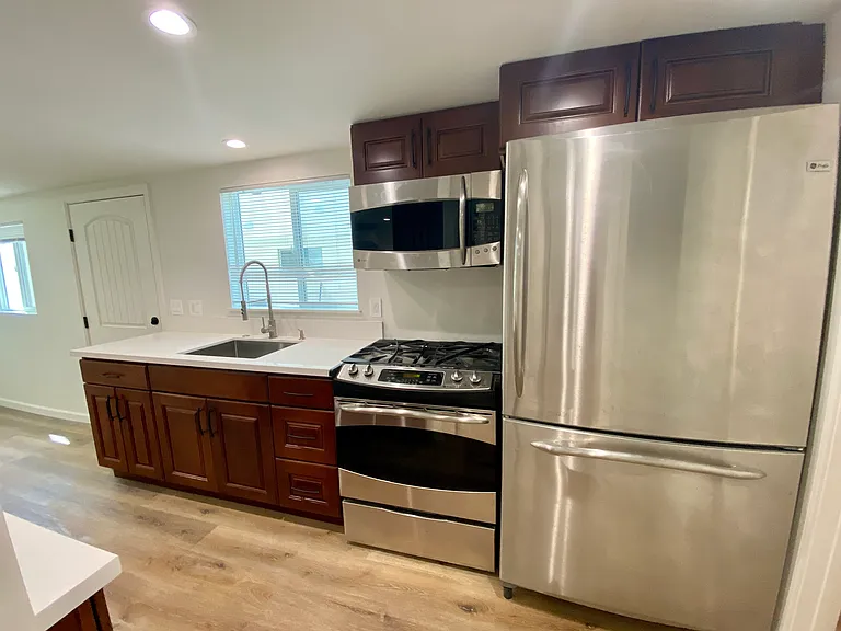 423 Saratoga St — Photo 5