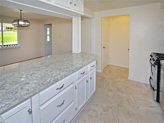 4th image of 6333 Belvoir Dr