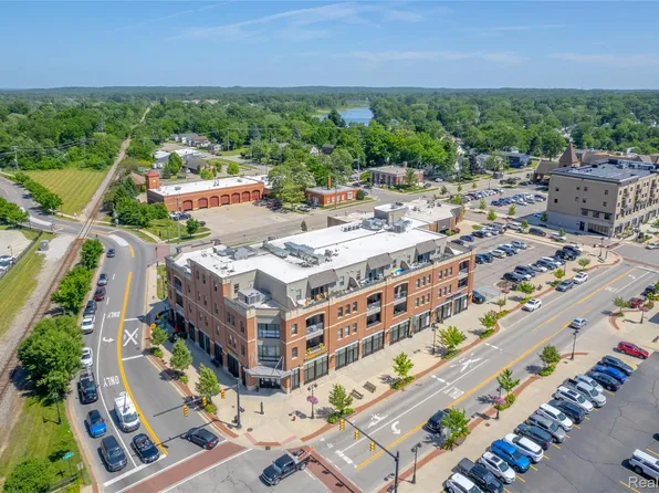 134 N Leroy St, Fenton, MI 48430