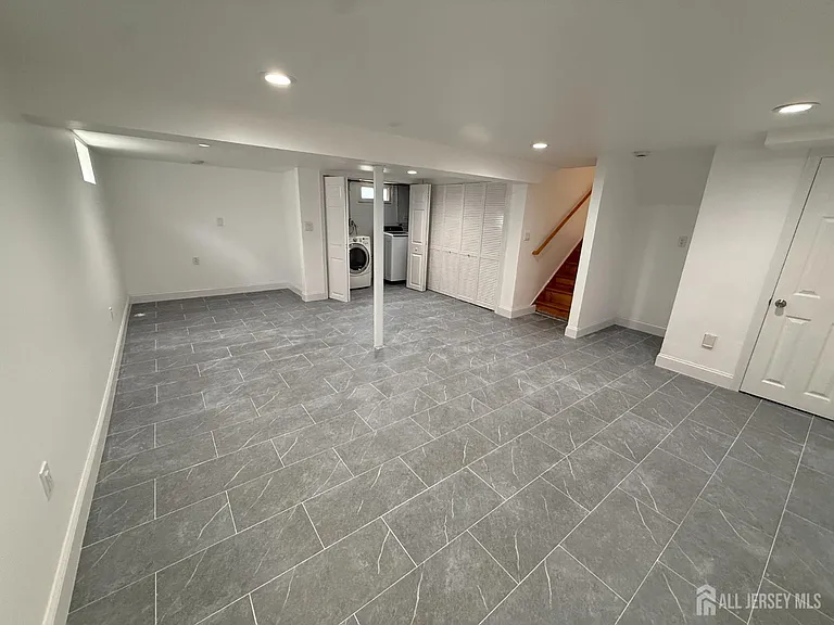 95 Calvert Ave E — Photo 35
