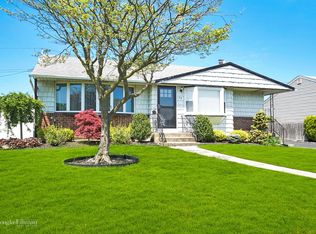 33 Lehigh Ln, Hicksville, NY 11801