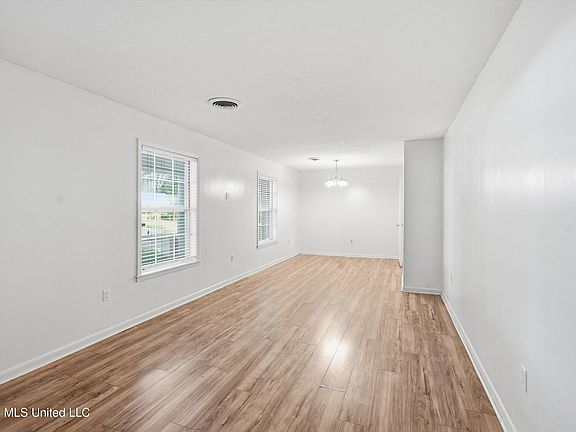 4th image of 1011 Tanglewood Dr