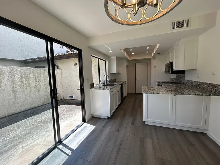 5435 Villas Dr — Photo 8