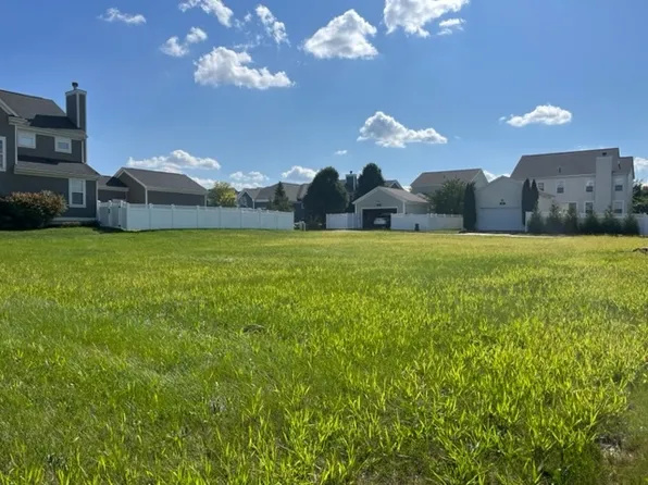 75 Atkinson Dr #107, Sugar Grove, IL 60554