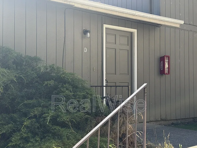 1007 NW C St #D — Photo 4
