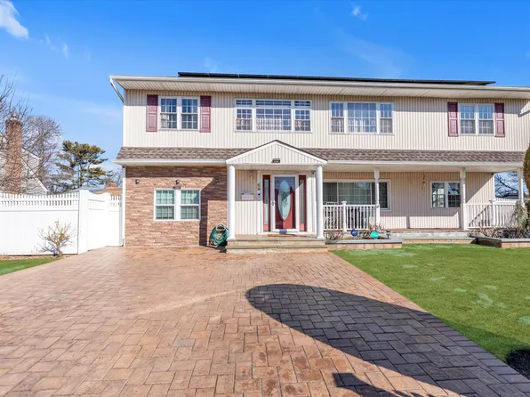 69 Lloyd Court, East Meadow, NY 11554