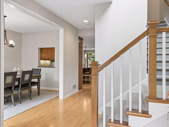 3rd image of 533 Willoughby Way W
