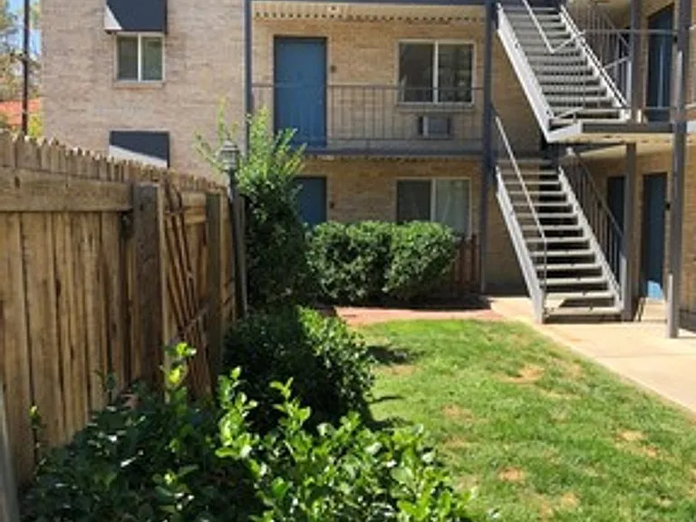 Spartan Court Apartments — Photo 4