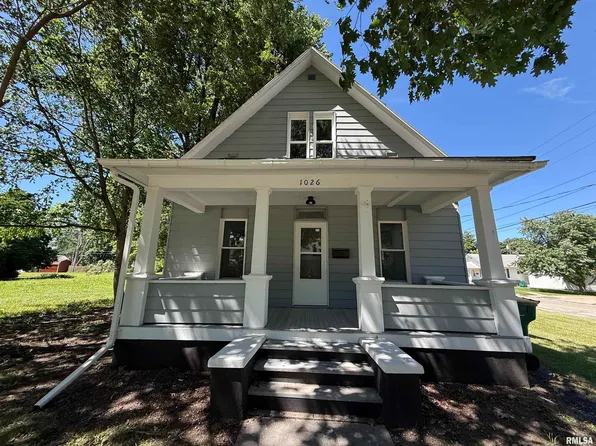 1026 E Carroll St, Macomb, IL 61455