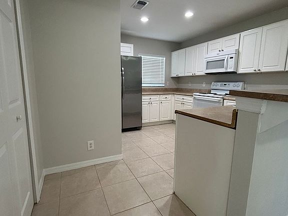 4th image of 2039 Embers Pkwy W