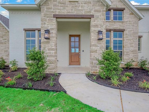 3rd image of 1110 Heritage Ln