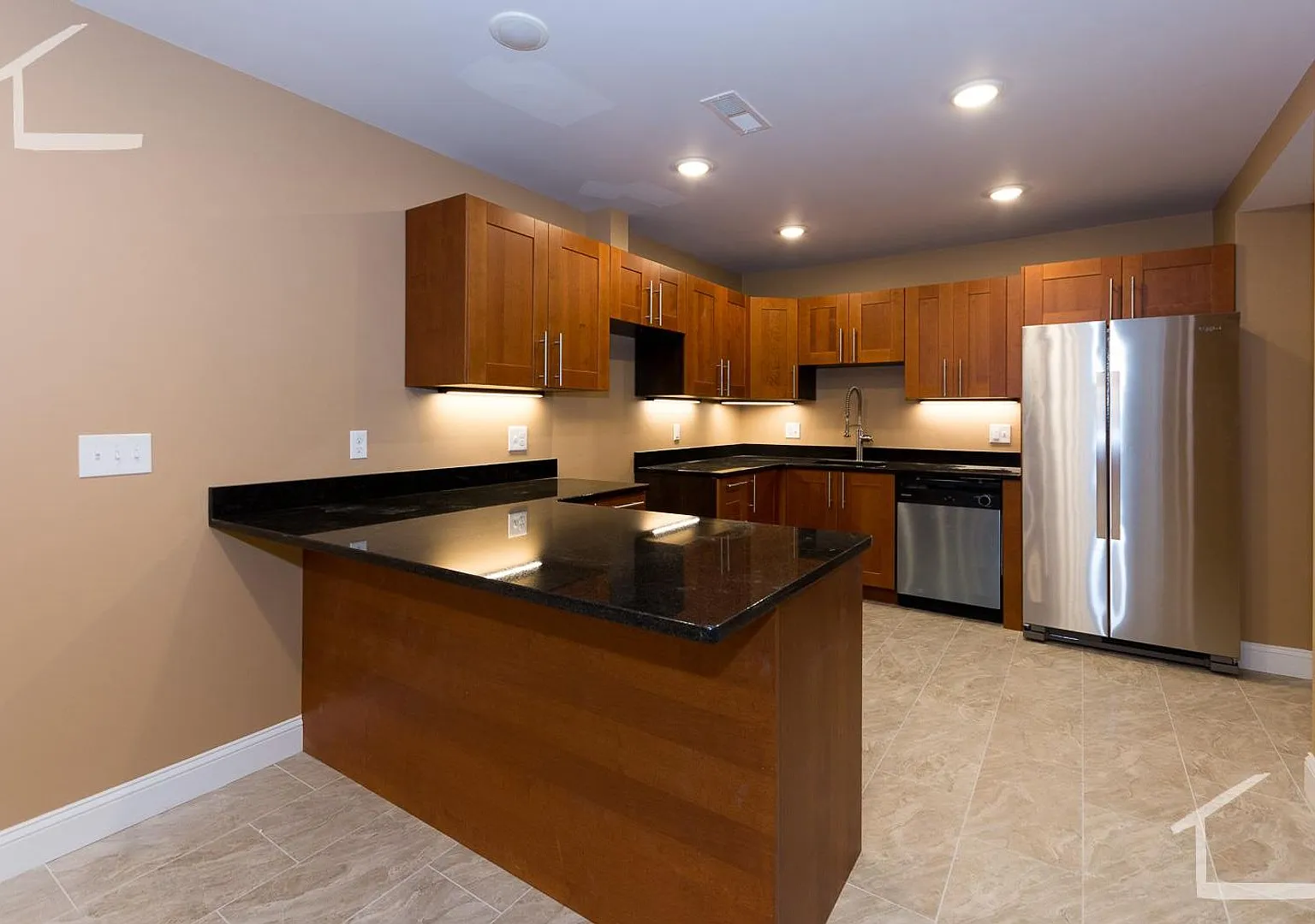 9/1 Renovated 4BR/2BA near Longwood, Fenway, Brookline Vil — Photo 1