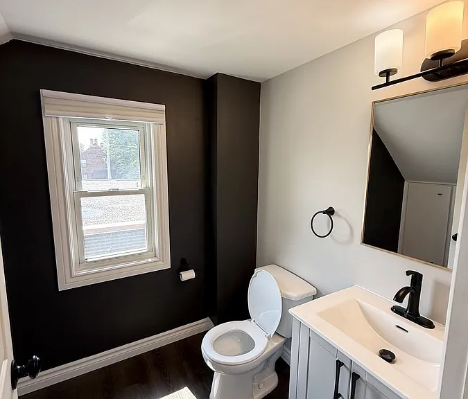 1677 Victoria Ave — Photo 32