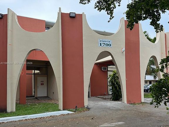 3rd image of 1700 NE 191st St APT 105