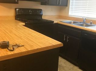5 Rio Bravo Dr APT D, Bakersfield, CA 93309