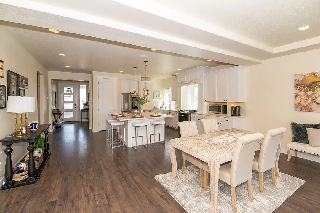 4 bed, 4400 sqft, $4,500 — Photo 1