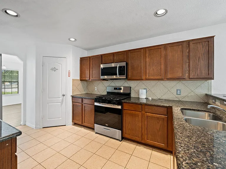 4614 Oak St — Photo 10