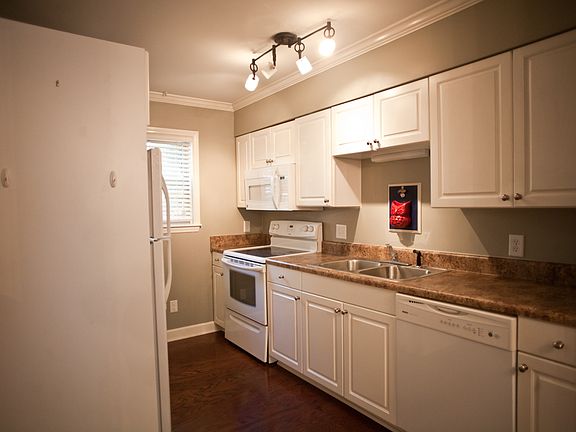 3rd image of 1513 E Franklin St #D137