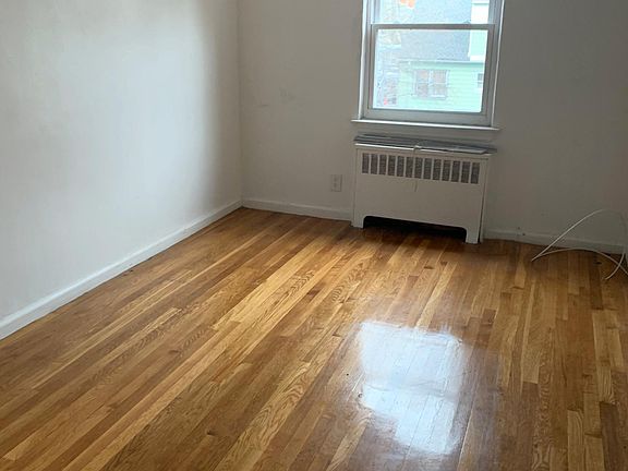 2nd image of 865 Quincy Ave #1