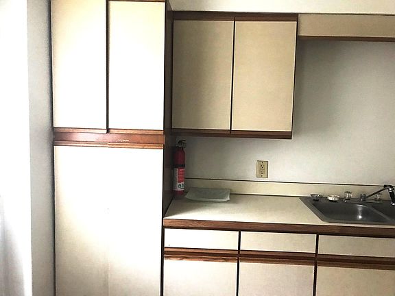 2nd image of 1302 Lakewood Dr APT A