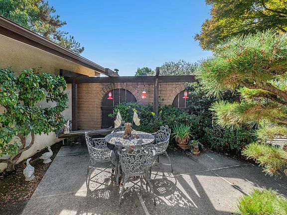 4th image of 2474 Country Club Ln