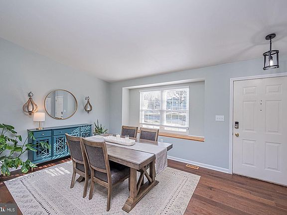 3rd image of 1714 Amberly Ct S