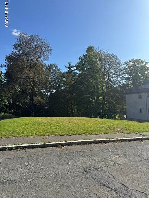 1st image of 60 E Quincy St
