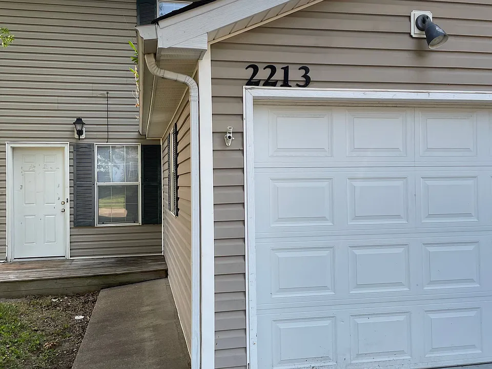 2213 Live Oak Ln